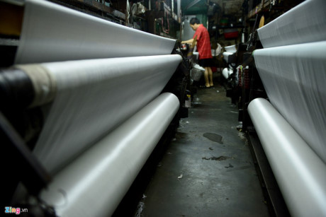 Một máy dệt gỗ cổ lỗ sĩ hoạt động trọn vẹn một ngày dệt được 40-50 m vải mộc loại phi bóng. Loại vải này bán ra thị trường có giá khoảng 7.000 đồng/m.