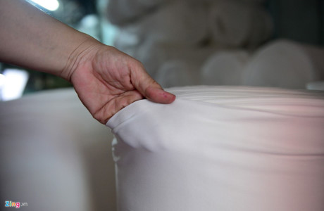 Hàng sản xuất có chất lượng bền đẹp nức tiếng nhưng vải của làng dệt Bảy Hiền vẫn bị cạnh tranh gay gắt bởi vải ngoại nhập, nhất là từ Trung Quốc, bởi giá thành rẻ, mẫu mã đẹp.