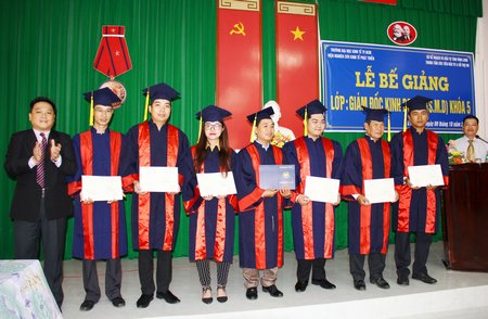 Các học viên nhận chứng chỉ tốt nghiệp S.M.D