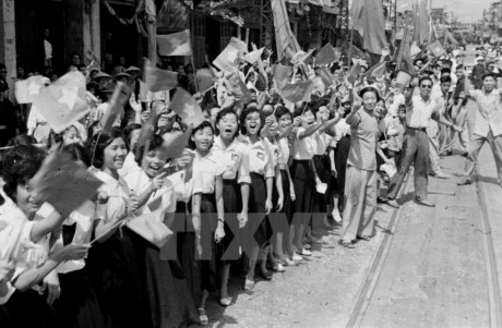 Nhân dân Thủ đô vui mừng đón bộ đội Giải phóng ngày 10/10/1954. (Ảnh: TTXVN).