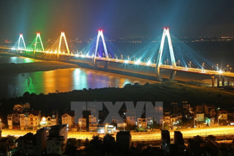 Cầu Nhật Tân - một trong ba cây cầu có số nhịp dây văng lớn nhất thế giới. (Ảnh: Huy Hùng/TTXVN).