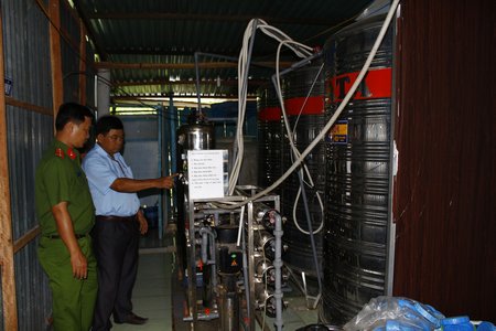 Đoàn thanh kiểm tra hệ thống lọc và xử lý nước tại cơ sở sản xuất nước uống Hải Liên.