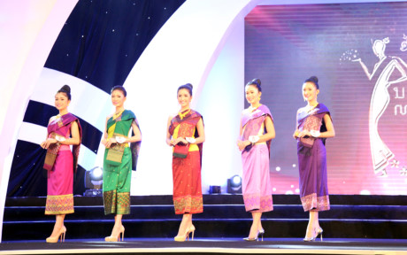 Hai mươi thí sinh xuất sắc nhất đến từ khắp các tỉnh thành trên toàn lãnh thổ Lào đã cùng nhau tranh tài qua các phần thi: trang phục dạ hội, trang phục dân tộc (cuộc thi không có phần trình diễn trang phục áo tắm).