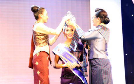 Buthxaba Sengpan, số báo danh 19, 19 tuổi, cao 1m72, người đẹp đến từ tỉnh Xayabuly - Bắc Lào đã đăng quang ngôi vị cao nhất, trở thành Hoa hậu Lào 2016 .