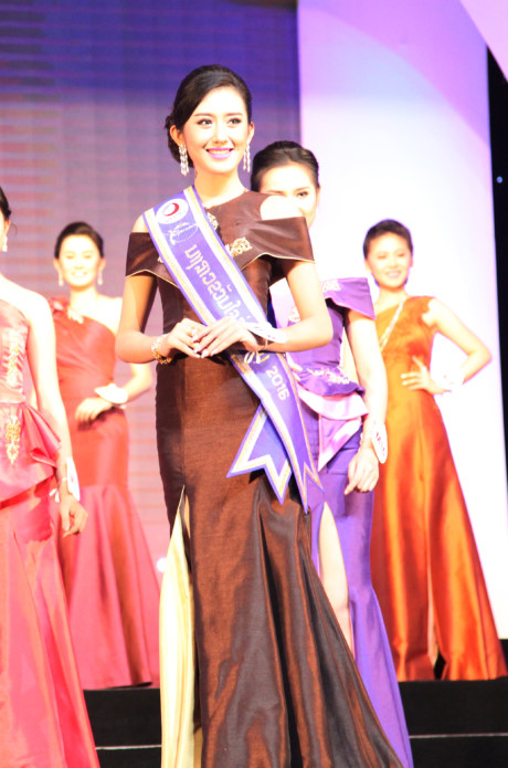 Tân Hoa hậu Lào năm nay chỉ mới 19 tuổi. Buthxaba Sengpan trong trang phục dạ hội.  Ngam ve dep thanh lich cua Tan Hoa hau Lao 2016 - Anh 10