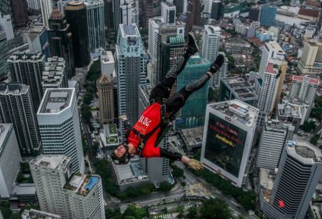 Một vận động viên nhảy tự do ở tòa tháp cao 300m ở Kuala Lumpur (Malaysia). (Nguồn: Getty Images)
