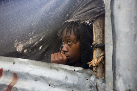 Một bé gái ở Haiti đang dõi theo mọi người sơ tán do cơn bão Matthew. (Nguồn: AP)