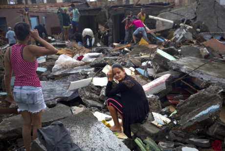 Một người phụ nữ khóc giữa đống hoang tàn sau khi cơn bão Matthew tràn qua. (Nguồn: Reuters)