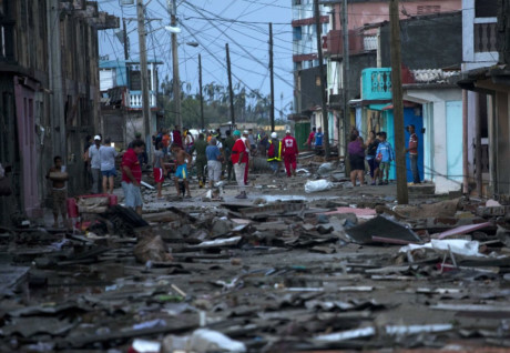 Hội chữ thập đỏ giúp đỡ các nạn nhân sau bão Matthew ở Cuba. (Nguồn: Reuters)