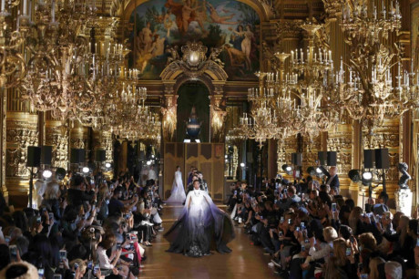 Buổi trình diễn thời trang của nhà thiết kế Xiong Ying ở Tuần lễ thời trang Paris. (Nguồn: Reuters)