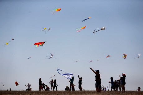 Người dân Israel thả diều trong ngày lễ Rosh Hashanah. (Nguồn: Reuters)