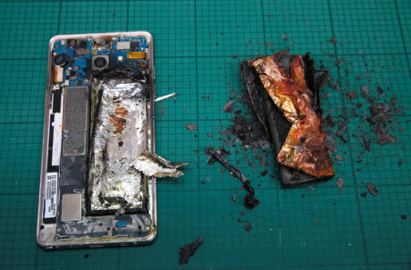 Điện thoại Samsung Note 7 trong một phòng nghiên cứu pin ở Singapore. (Nguồn: Reuters)