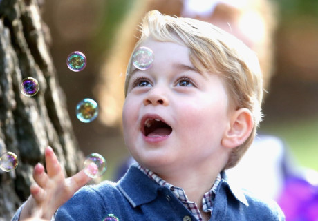 Hoàng tử nhỏ George đang chơi đùa với bong bóng trong sân chơi dành cho trẻ em khi cùng bố mẹ có chuyến thăm tới Canada. (Nguồn: Getty Images)