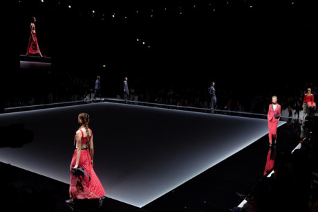 Sàn diễn của thương hiệu Emporio Armani tại Tuần lễ thời trang Paris. (Nguồn: Getty Images)