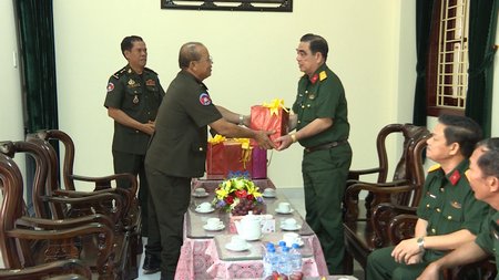 Trung tướng Chum Bun Thươne tặng quà Bộ Chỉ huy Quân sự tỉnh Vĩnh Long.
