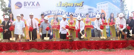 Đại diện Bộ Y tế, lãnh đạo tỉnh Vĩnh Long, BVXA, Sở Y tế TP Hồ Chí Minh và tỉnh Vĩnh Long trong nghi thức động thổ khởi công BVXA tại Vĩnh Long.