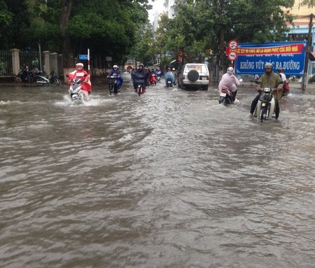 Nhiều tuyến đường thành phố nước ngập lênh láng