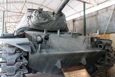 Trong ảnh là xe tăng M41 số hiệu 021, chiến lợi phẩm mà quân ta thu được tại Cheo Reo, Phú Bổn. Giáp trước của xe nghiêng và phẳng (không cong như M48).