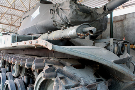 Xe tăng hạng nhẹ M41 được Mỹ-ngụy sử dụng trong Chiến tranh Việt Nam. Loại xe này có 1 pháo 76mm, 1 súng máy đồng trục 7,62mm, và 1 súng máy 12,7mm trên tháp pháo.