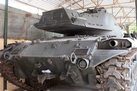 Mặt sau chiếc xe tăng M41 trưng bày tại Bảo tàng Tăng-Thiết giáp ở Hà Nội. Tháp pháo dòng xe này có phần đuôi đặc trưng, khác với M48.