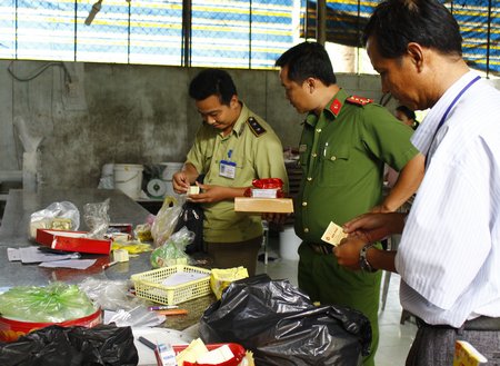 Đoàn kiểm tra tại cơ sở sản xuất bánh trung thu Vạn Phú (Phó Cơ Điều, Phường 3, TP Vĩnh Long)