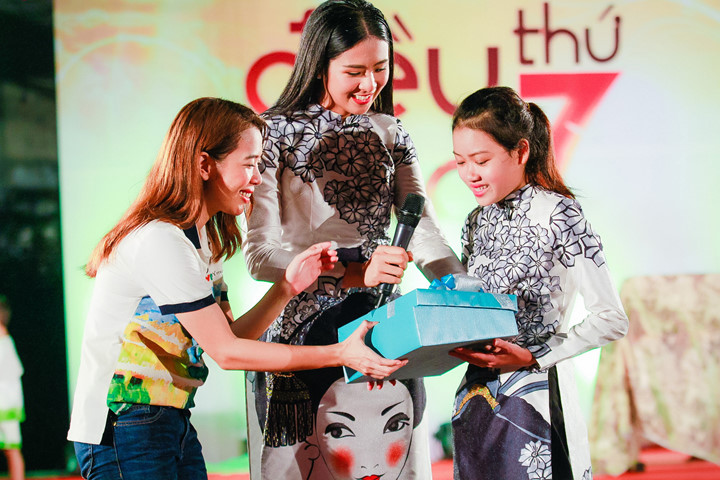 Để thêm phần khích lệ và động viên Huyền Trang, Ngọc Hân cũng tặng Huyền Trang một bộ áo dài do cô thiết kế, một cuốn sách dạy cắt may cơ bản cùng những lời chúc tốt đẹp. 