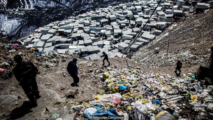 Họ sống cùng với rác thải sinh hoạt chất thành núi, nên thường xuyên mắc bệnh phổi và tiêu hóa.