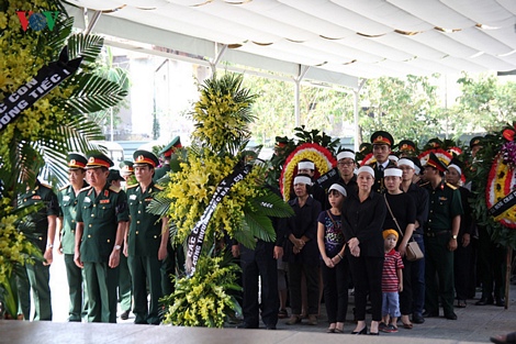 Lễ viếng nhạc sĩ Nguyễn Đức Toàn đã diễn ra vào lúc 9h30 ngày 12/10 (tức 12/9 năm Bính Thân) tại nhà tang lễ Bộ Quốc phòng, số 5 Trần thánh Tông (Hà Nội).