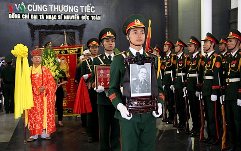 Sau lễ viếng, Lễ truy điệu và đưa tang nhạc sĩ Nguyễn Đức Toàn diễn ra vào lúc 11h cùng ngày.