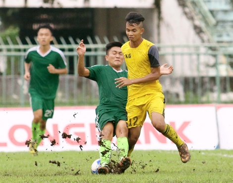 Pha tranh bóng trong trận Kiên Giang (áo vàng) thắng Cần Thơ 1-0.
