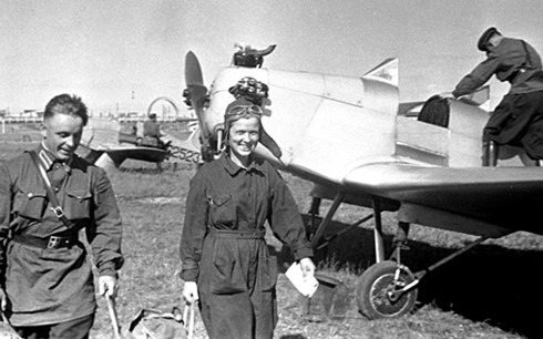 Một nữ phi công chuyên bay thử nghiệm máy bay Yak-1 và Yak-3 của Hồng quân. Ảnh: RIA.