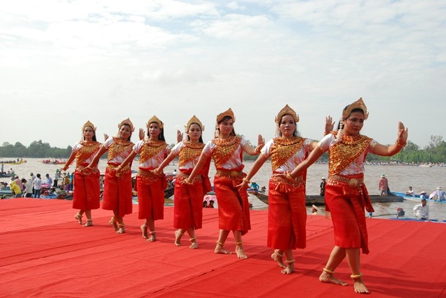 Tiết mục văn nghệ khai mạc Ngày hội Văn hóa, Thể thao và Du lịch đồng bào Khmer tỉnh Kiên Giang lần thứ IX, năm 2015 (Nguồn ảnh: kiengiangvn.vn)