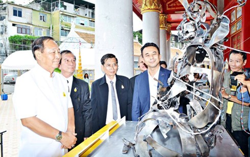 Nhân viên Đại sứ quán Việt Nam tại Thái và đại diện Hoàng gia Thái bên tượng Bồ tát Thích Quảng Đức được dựng bằng thép, với trái tim rực rỡ bên trong. 