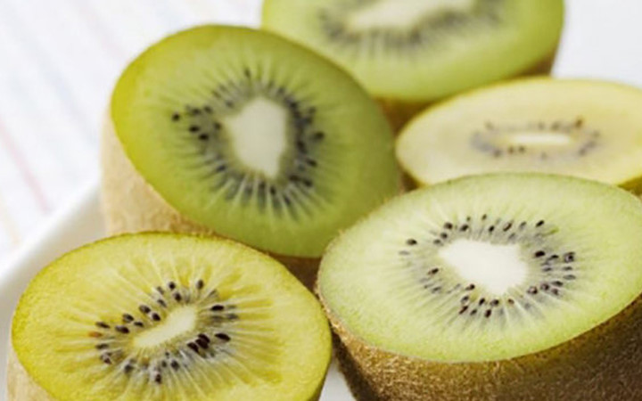Để hạn chế phần nào sự độc hại của các chất hóa học trong quả kiwi (nếu mua nhầm phải hàng Trung Quốc), trước khi ăn, nên ngâm trái cây trong nước muối loãng khoảng 30 phút. Đặc biệt, khi bổ ra mà thấy ruột có dấu hiệu nhũn, màu khác thường thì không nên sử dụng