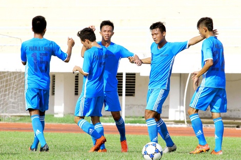 Đội Vĩnh Long tham dự, nhưng không có tiền vệ Trần Đình Trường (8), hiện cho An Giang mượn.