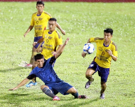 Trong khi Huỳnh Ngọc Liêm (16, áo xanh) vừa thi đấu cho đội Kiên Giang tại Giải bóng đá U.21 Báo Thanh Niên sẽ có mặt cùng đội Vĩnh Long ngày 14/10.