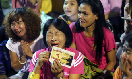 Người dân Thái Lan khóc thương Nhà Vua. (Nguồn: EPA)