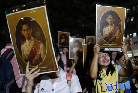 Người dân Thái Lan khóc thương Nhà Vua. (Nguồn: EPA)