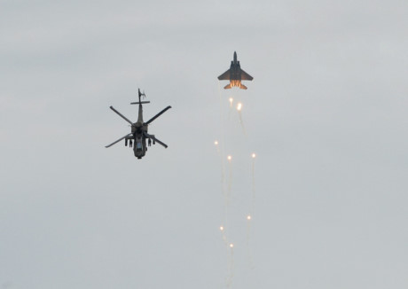 Chiến đấu cơ F-15 bay cùng AH-64D Apache. (Nguồn: asiaone.com)