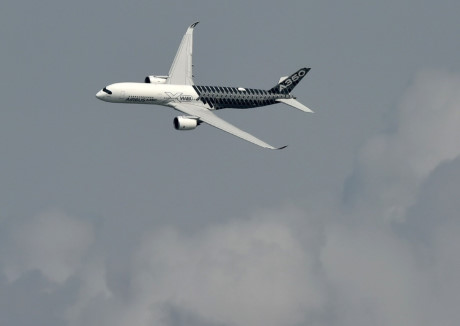 Máy bay Airbus A350 XWB mang biệt danh Hushliner trình diễn tại buổi lễ. (Nguồn: asiaone.com)