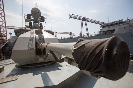 Một khẩu pháo trên tàu hộ vệ tên lửa Zelyony Dol. Hai tàu Serpukhov và Zelyony Dol từng phóng 3 quả tên lửa hành trình Kalibr vào các vị trí của IS ở Syria. Ảnh: TASS