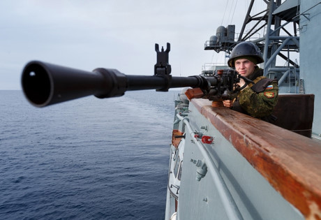 Một binh sĩ Nga trên tàu khu trục săn ngầm Phó Đô đốc Kulakov. Ảnh: TASS