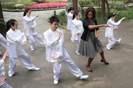 Đệ nhất phu nhân học võ Thái cực quyền từ những học sinh Trung Quốc trong chuyến thăm chính thức của Tổng thống Obama tới nước này, năm 2014.