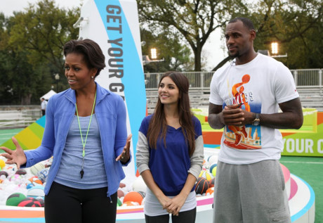 Phu nhân Tổng thống tổ chức Ngày hội trò chơi thế giới 2011 cùng với vận động viên nổi tiếng Lebron James.