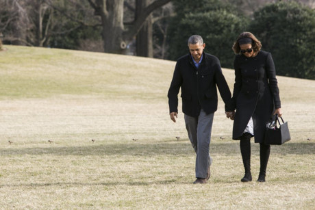 Hai vợ chồng Tổng thống Obama tay trong tay trở về nhà.