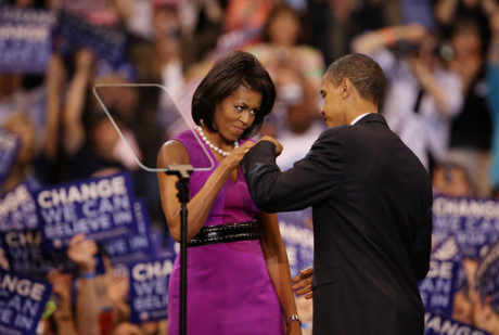 Phu nhân Michelle đập tay ăn mừng cùng chồng tại đại hội tranh cử vào năm 2008.