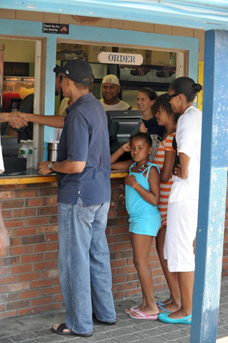 Gia đình Tổng thống Obama cùng nhau đi mua kem trong kì nghỉ tới Martha's Vineyard vào năm 2009.