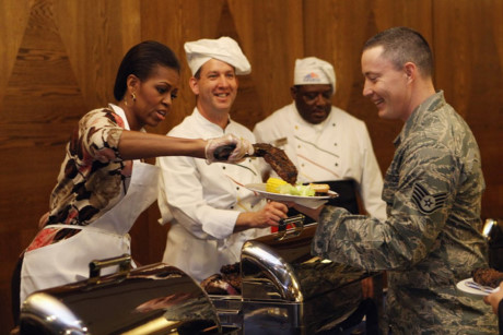Đệ nhất phu nhân phục vụ bữa tối cho những người lính trong suốt chuyến thăm tới căn cứ không quân của Mỹ tại Đức vào năm 2010.