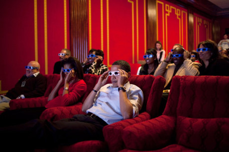 Phu nhân Tổng thống Obama xem phim 3D ở Nhà Trắng vào năm 2009.