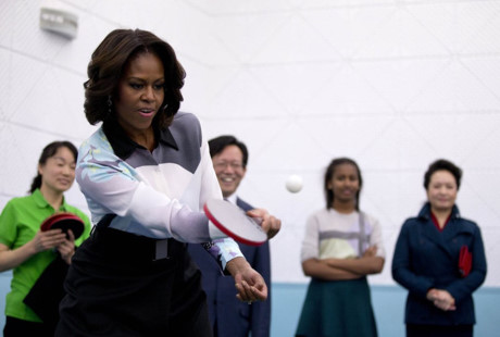 Đệ nhất phu nhân chơi bóng bàn như một vận động viên bóng bàn chuyên nghiệp khi ghé thăm một ngôi trường ở Bắc Kinh trong chuyến thăm chính thức của Tổng thống Obama vào năm 2014.